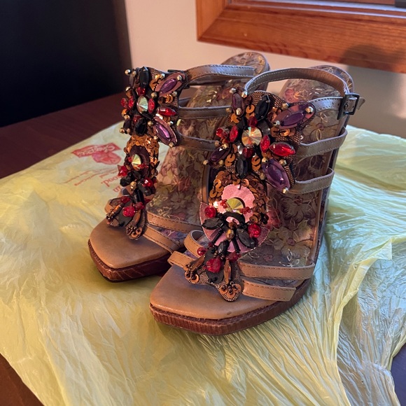 Statuesque Unique Wedges with Sculptural Heel US6 - Picture 3 of 9